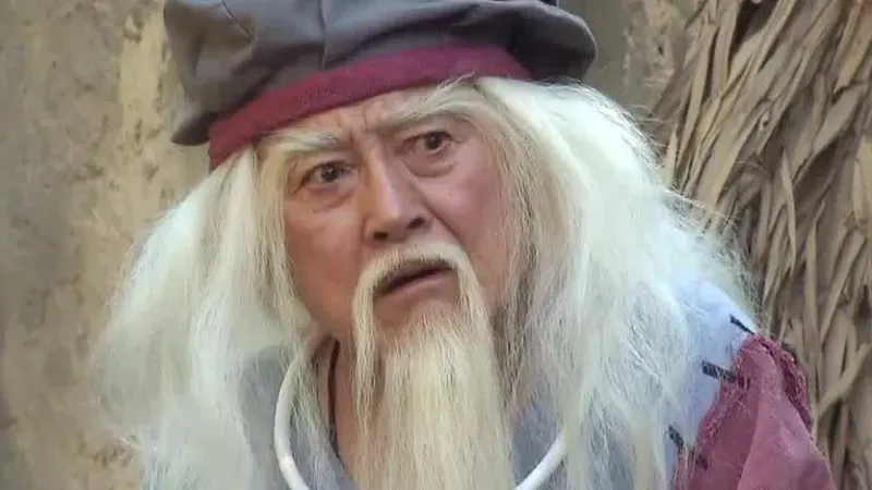 Lau Dan as Hong Qigong in 1983 series