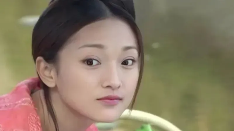 Zhou Xun as Huang Rong in 2003 series